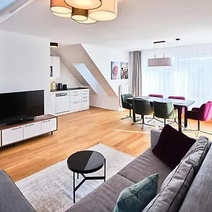 Myfavorit - Spacious Next To Puplic Transport U1 Direct Connection To Citycenter Appartamento